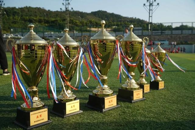 杨瀚森14+15青岛惜败首钢 范子铭14分雷蒙16分